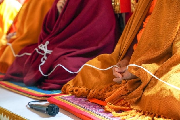 Fil sacré dans les mains des moines tandis que le bouddhisme Thaïlande cérémonie traditionnelle pour une bonne chose.