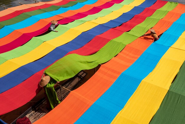 Fil sec birman les tissus de lotus colorés à la main au lac Inle, dans l'État de Shan au Myanmar.