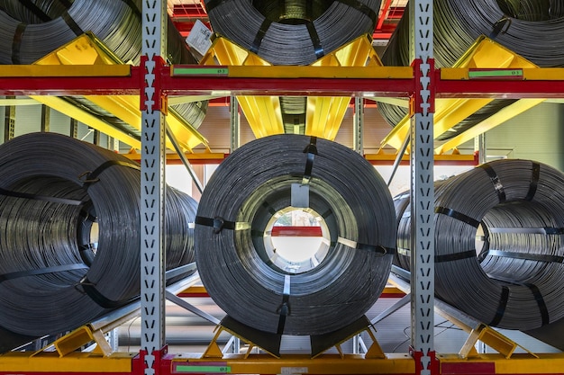 Fil de stock d'usine Les bobines de fil reposent sur des racks à plusieurs niveaux