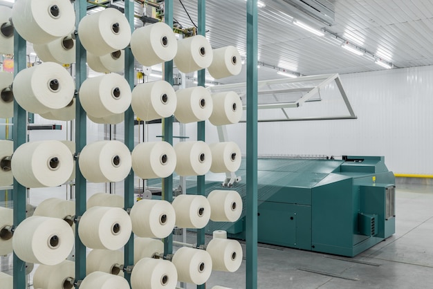 Fil textile sur l'ourdisseur. machines et équipements dans une usine textile