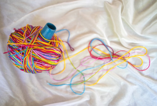 fil tricoté coloré avec fond blanc