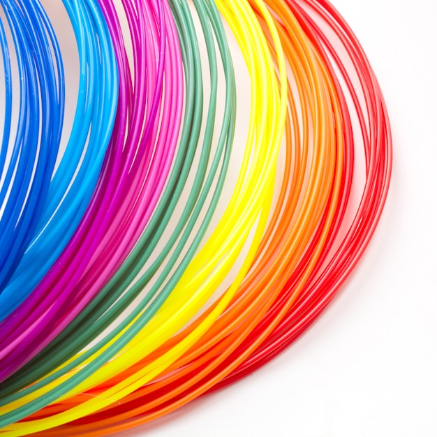 Filaments en plastique arc-en-ciel coloré pour stylo 3D portant sur blanc