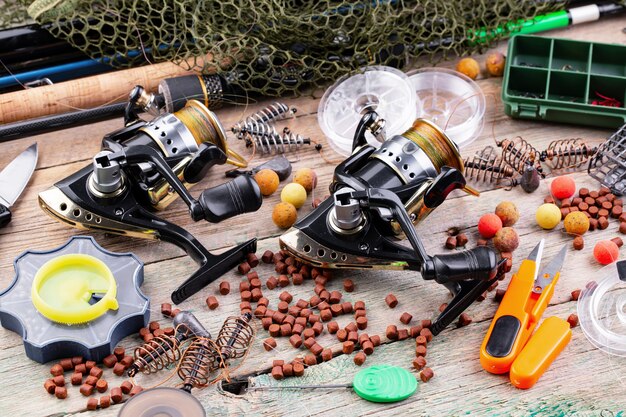 Filature et cannes à pêche sur une vieille table