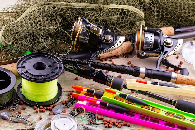 Photo filature et cannes à pêche sur une vieille table