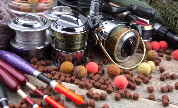 Filature et cannes à pêche sur une vieille table