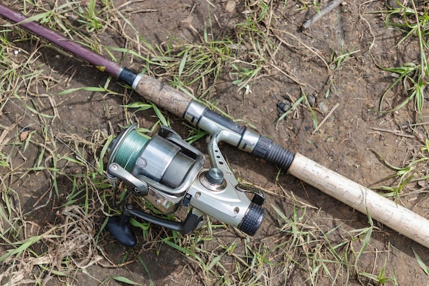 La filature de pêche se trouve sur l'herbe Pêche avec un moulinet