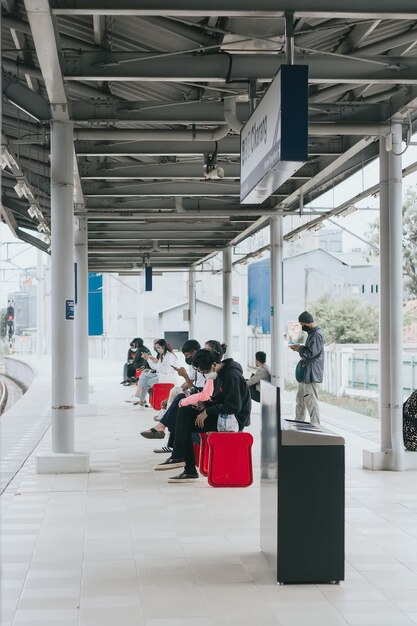 Photo une file d'attente bondée pour les trains de banlieue de jakarta à la gare de cikarang