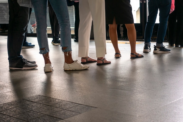 Photo la file d'attente est la bonne chose qui peut refléter une réglementation des personnes.