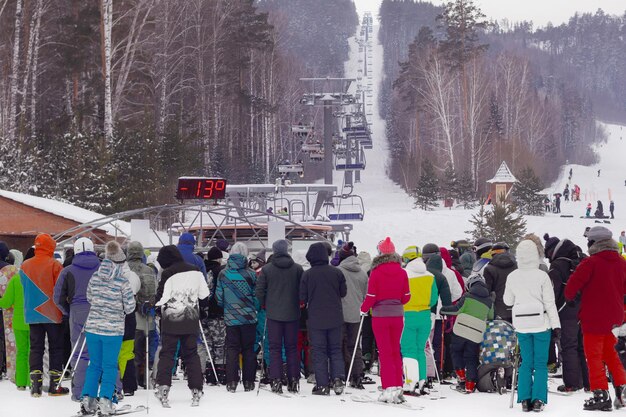 Photo une file d'attente sur la télésiège d'une station de ski