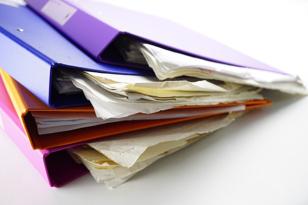 File Folder Binder Pile de plusieurs couleurs sur la table dans le bureau.