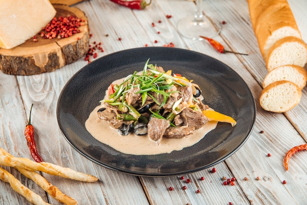 Filet d'agneau mijoté aux légumes en sauce crémeuse