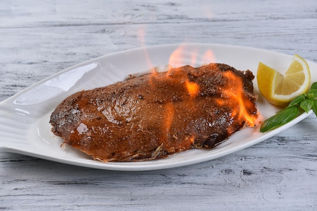 Filet de béluga en croûte de sel, filet de poisson cuit au feu, vue de dessus