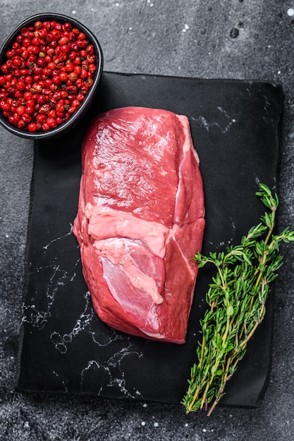 Filet de bifteck de viande de veau cru sur une planche de marbre