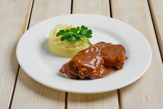 Filet de boeuf au four avec sauce à la farine et purée de pommes de terre