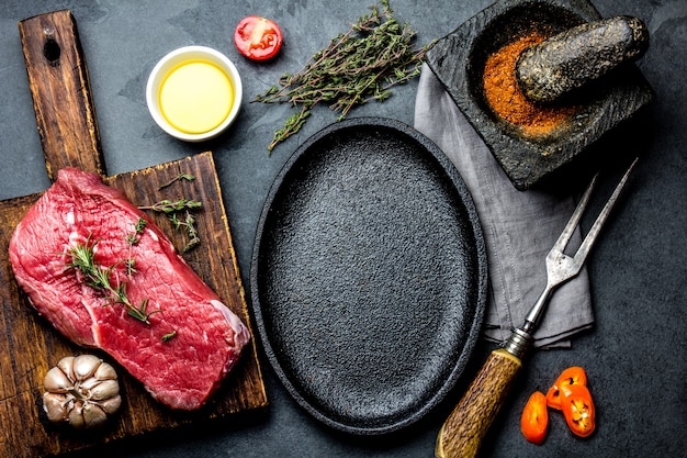 Filet de boeuf frais cru sur une planche de bois