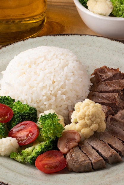 Filet de boeuf frais servi avec riz et salade