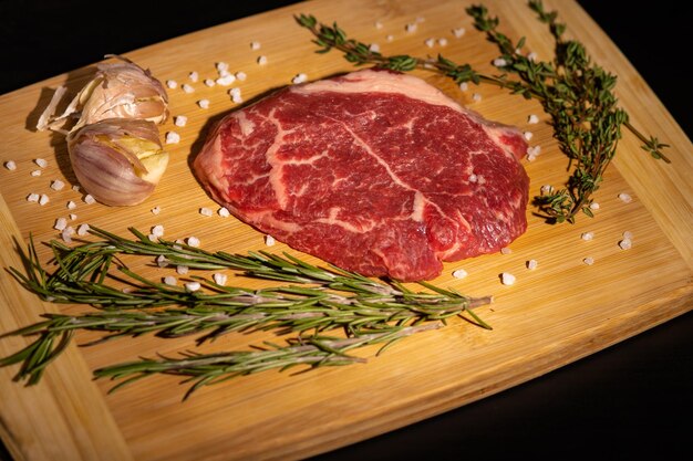 Filet de boeuf marbré steak cru pour la friture