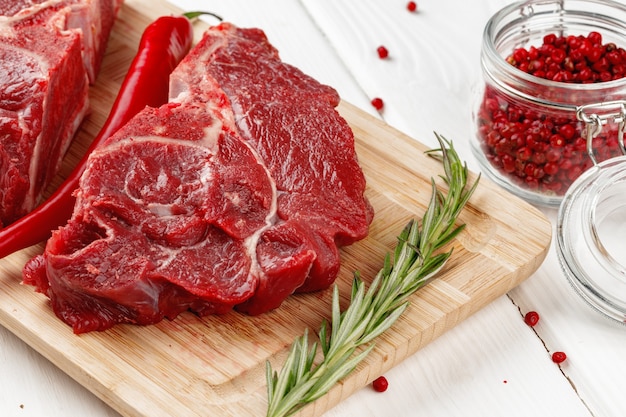 Filet de boeuf sur planche de bois sur table en bois