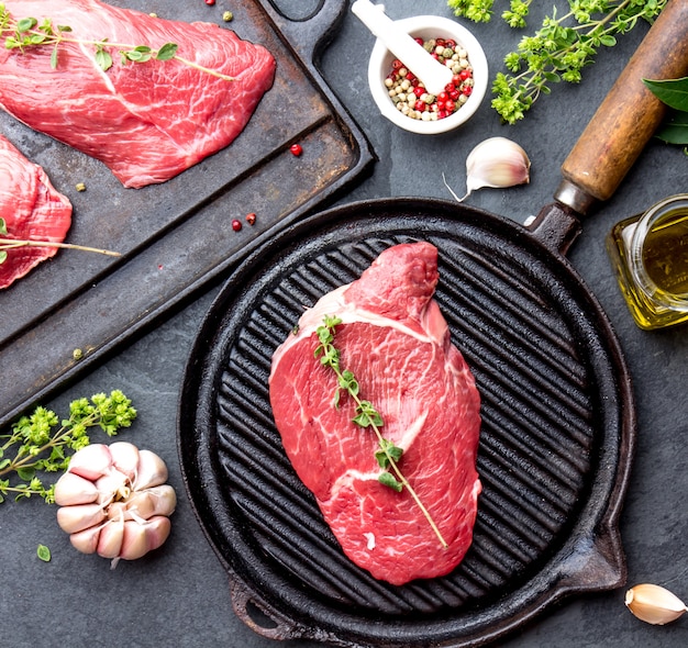 Filet de boeuf sur une poêle avec assaisonnement