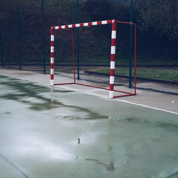 Photo un filet de but de football cassé dans la rue