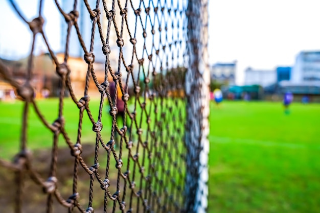 Filet de but de football sur le terrain avec arrière-plan flou.