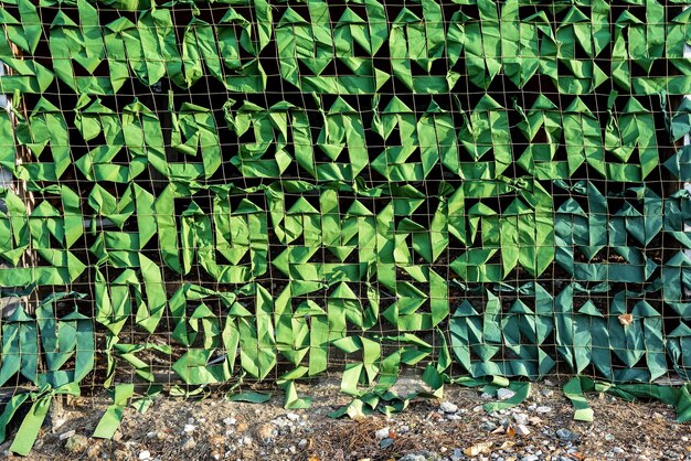 Un filet de camouflage couvre l'entrée de l'abri souterrain.