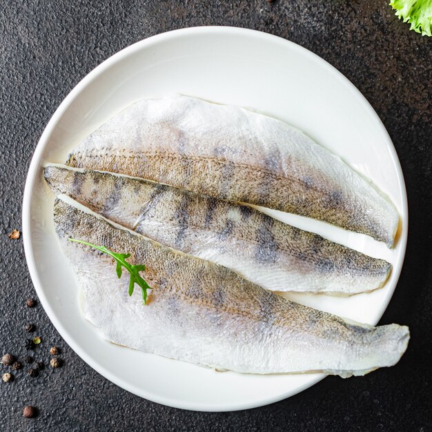 Filet cru pas d'arêtes de poisson sandre fruits de mer frais repas de merlu snack copie espace arrière-plan alimentaire rustique