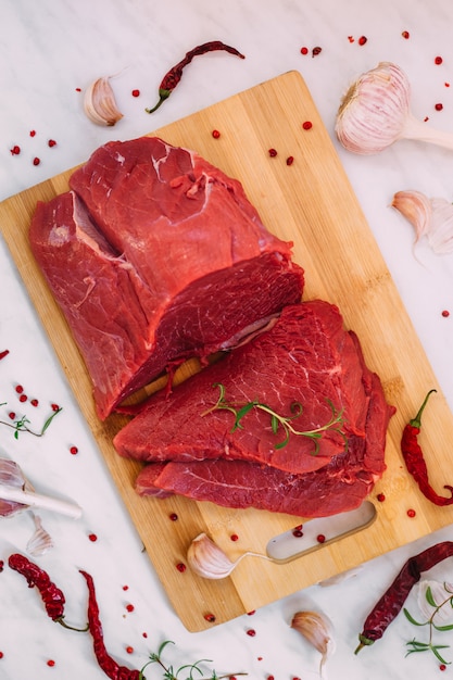 Filet cru de porc frais sur planche de bois. Viande de boeuf rouge sur une planche à découper.