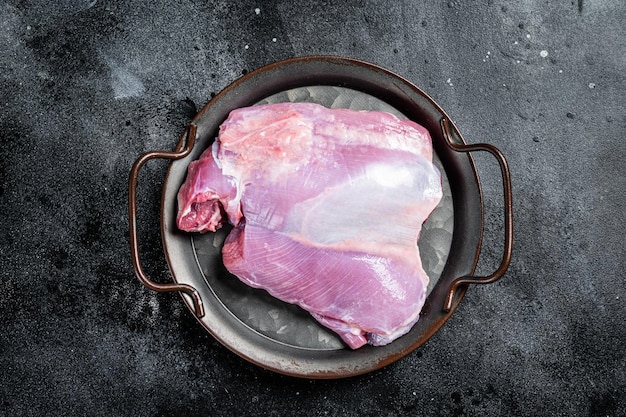 Filet de cuisse de dinde crue désossée et sans peau Viande écologique de la ferme Fond noir Vue de dessus