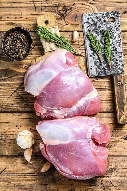 Filet de cuisse de dinde désossé cru sur une planche à découper.