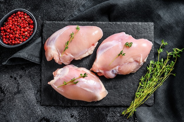 Filet de cuisses de poulet désossé cru. Vue de dessus