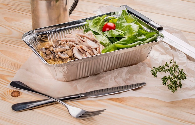 Filet de dinde aux champignons de couscous et feuilles d'épinards sur fond de bois clair Plats à emporter Aliments diététiques et sains