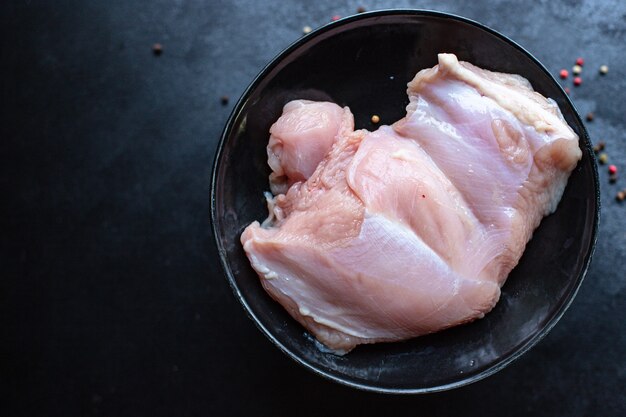 Filet de dinde crue ou poulet prêt à cuire et à manger