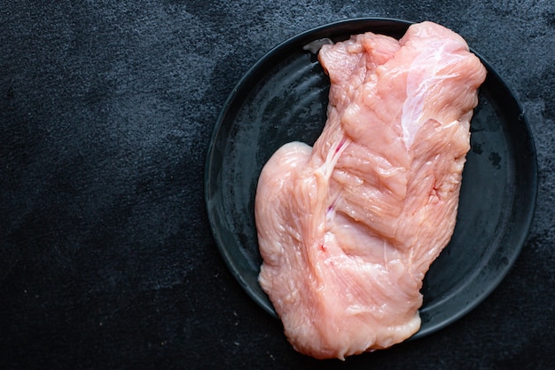 Filet de dinde crue ou poulet prêt à cuire et à manger