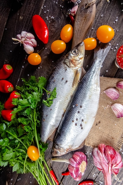 filet de filet de poisson de rivière de mer frais se trouve sur une planche à découper rustique vintage et une table, des cordes,