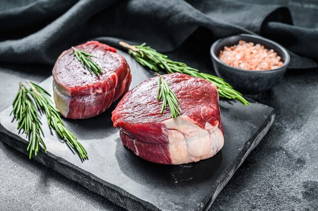 Filet de filet de steak cru sur une planche de pierre