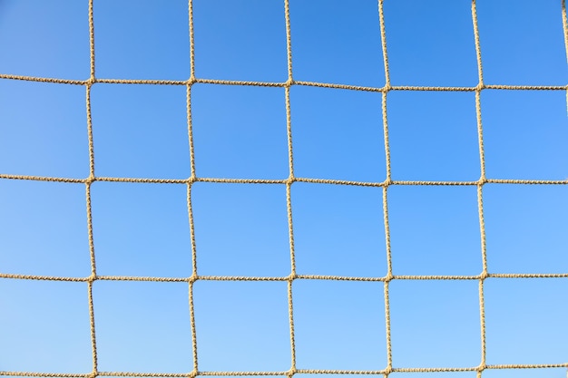 Filet de football sur fond de ciel bleu