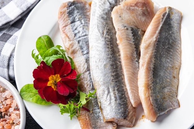 Filet de hareng poisson désossé repas de fruits de mer snack alimentaire sur la table copie espace arrière-plan alimentaire rustique