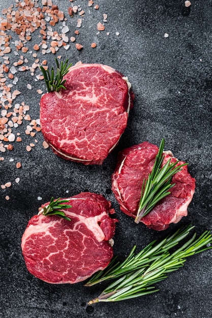 Filet mignon filet de boeuf viande crue steaks sur table de boucherie