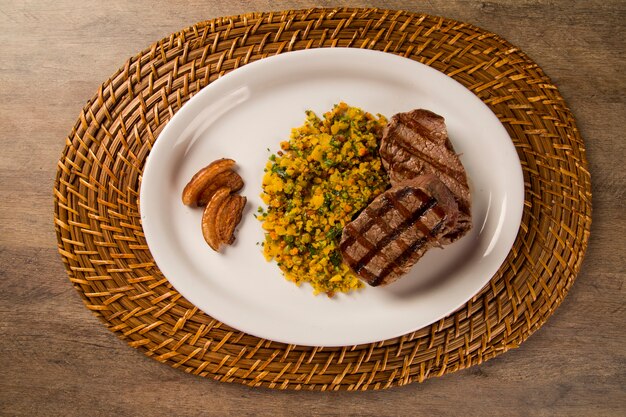 Filet Mignon Grillé Sur Assiette Avec Chapelure Et Bacon.