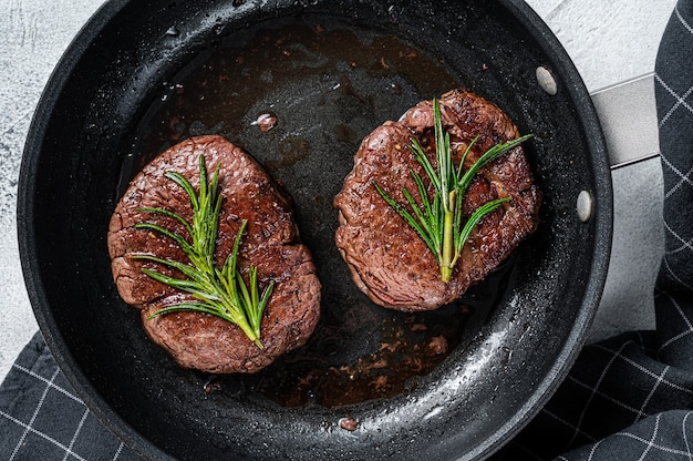 Filet mignon grillé bifteck de bœuf de viande de filet mignon dans la poêle