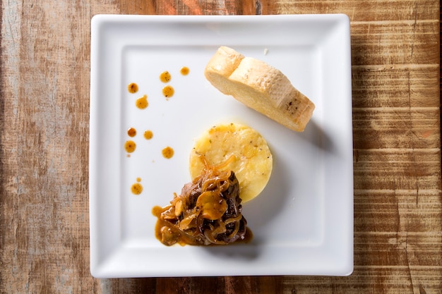 Filet mignon avec pommes de terre sautées