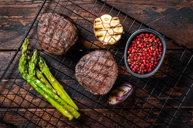 Filet mignon steak grillé avec de la viande de filet de boeuf aux asperges Fond en bois Vue de dessus