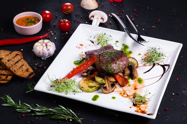 Filet mignon de veau aux légumes grillés. sur une surface sombre