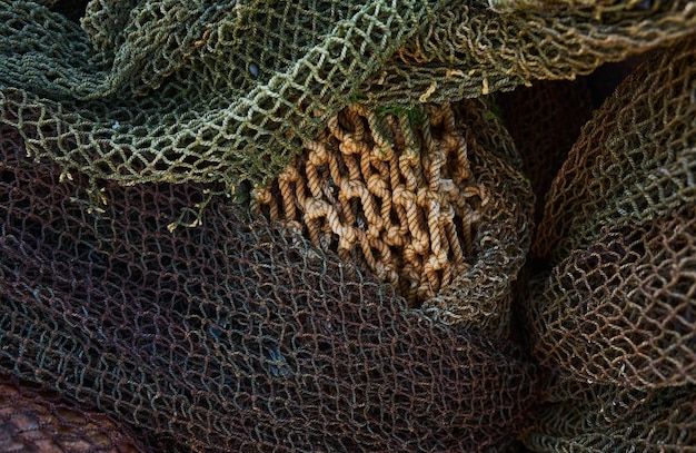 Un filet de pêche est un filet utilisé pour la pêche Les filets sont des dispositifs fabriqués à partir de fibres tissées dans une structure en forme de grille Certains filets de pêche sont également appelés pièges à poissons, par exemple verveux