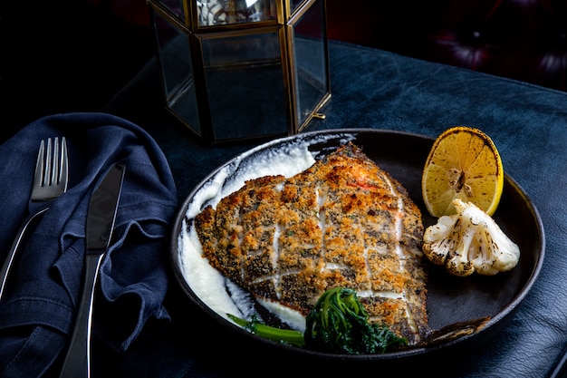 Filet de plie rôti dans une poêle avec des herbes et du citron