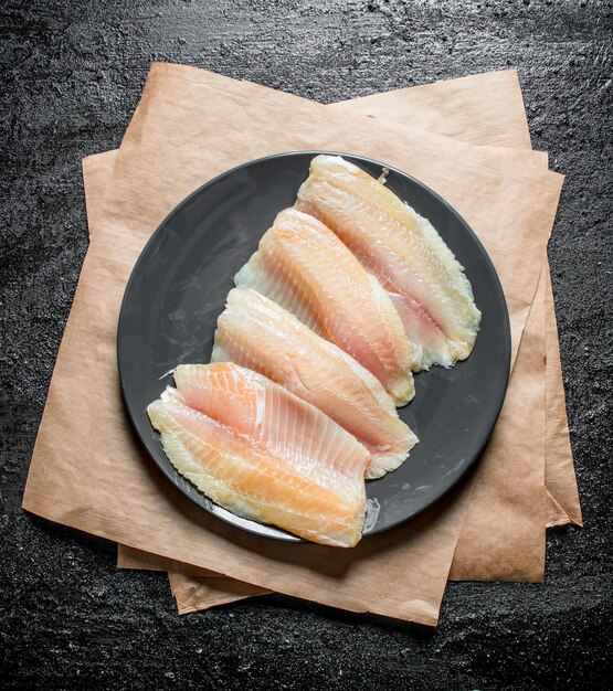 Filet de poisson sur une assiette avec du papier