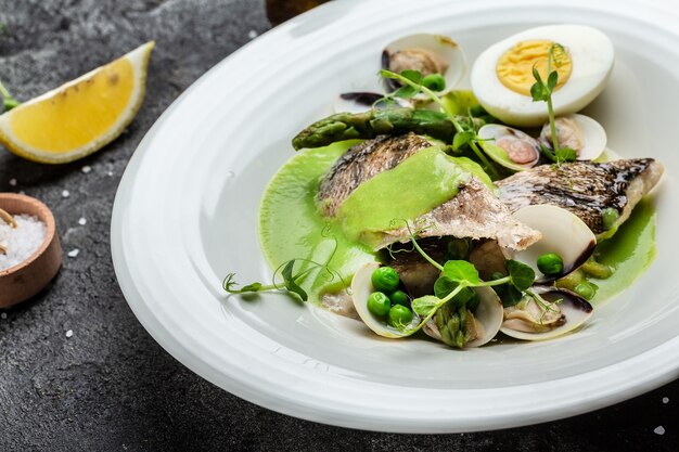 Filet de poisson au charbon aux asperges vertes Filet de sandre