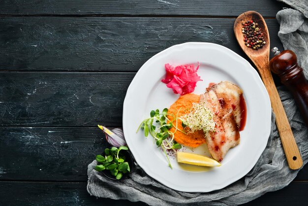 Filet de poisson au four avec purée de patates douces Dans l'assiette Vue de dessus Espace libre pour votre texte Style rustique