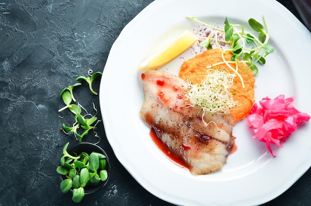 Filet de poisson au four avec purée de patates douces Dans l'assiette Vue de dessus Espace libre pour votre texte Style rustique